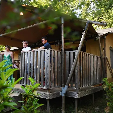 Camping Le Pech Charmant Les Eyzies Exterior foto