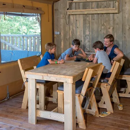 Camping Le Pech Charmant Les Eyzies Exterior foto