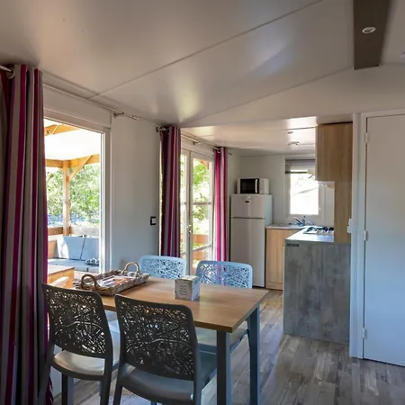 Camping Le Pech Charmant Les Eyzies Exterior foto