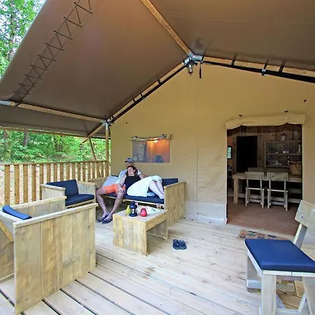 Camping Le Pech Charmant Les Eyzies Exterior foto